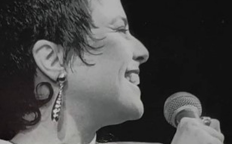 Neta de Elis Regina estreia nos palcos cantando uma música da avó