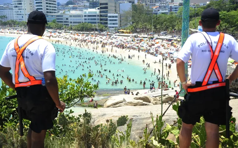 Litoral de SP tem policiamento reforçado e Guarujá fiscaliza barulho nas praias