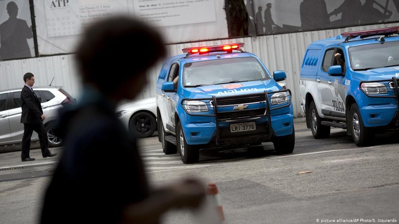 Esposa de Queiroz se entrega à polícia