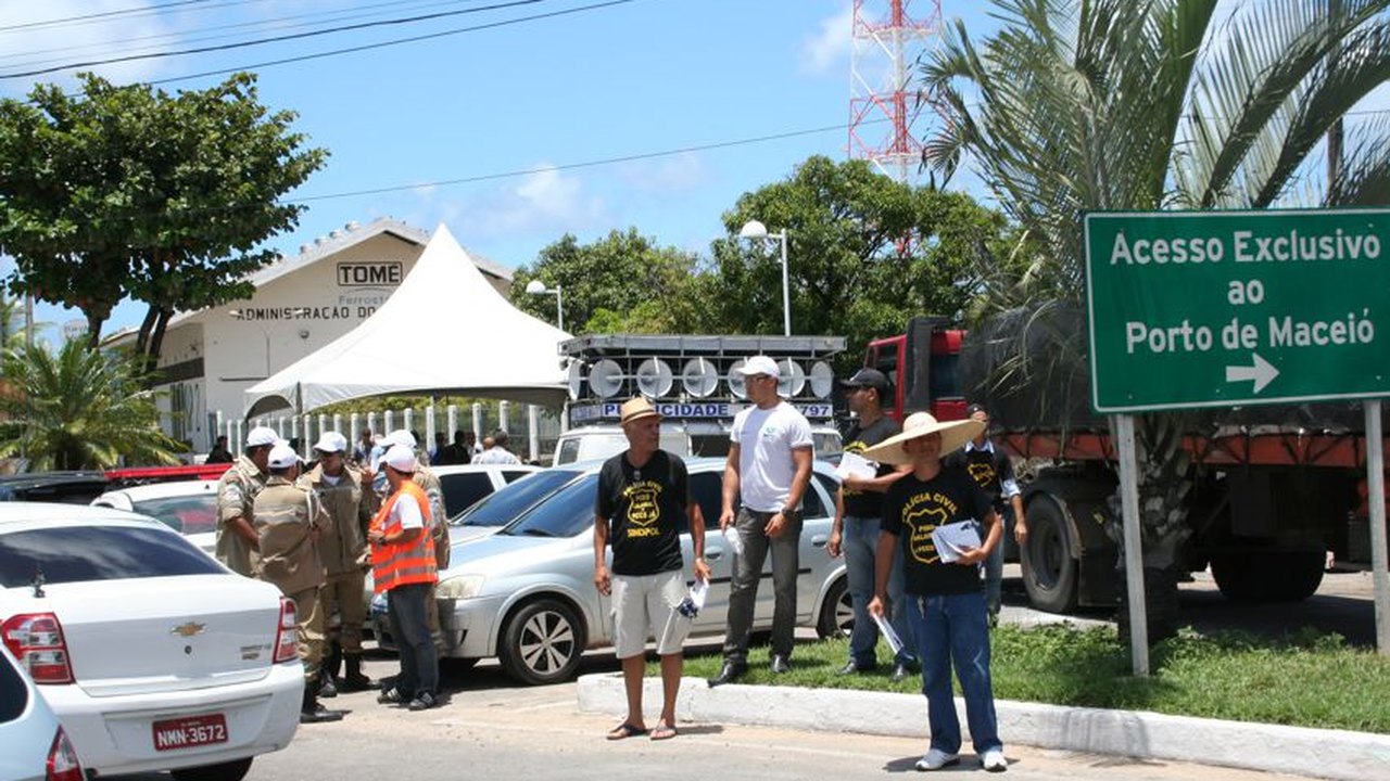 Policiais civis realizam ato público no Porto de Maceió para cobrar reivindicações