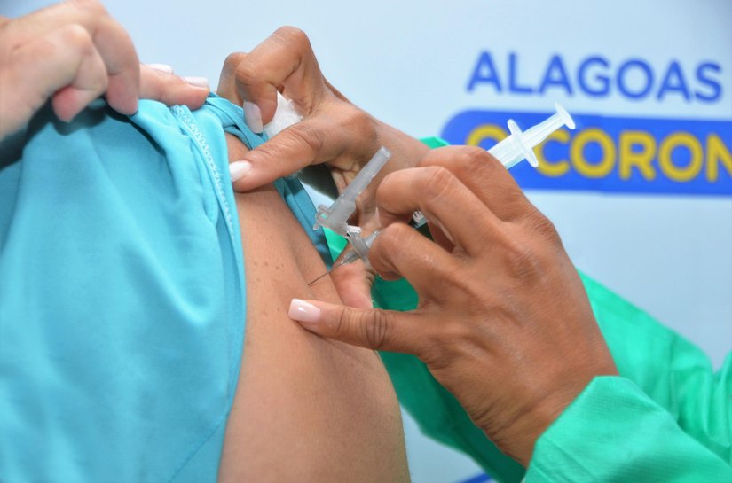 Alagoas recebe mais de 40 mil doses da vacina contra a covid-19