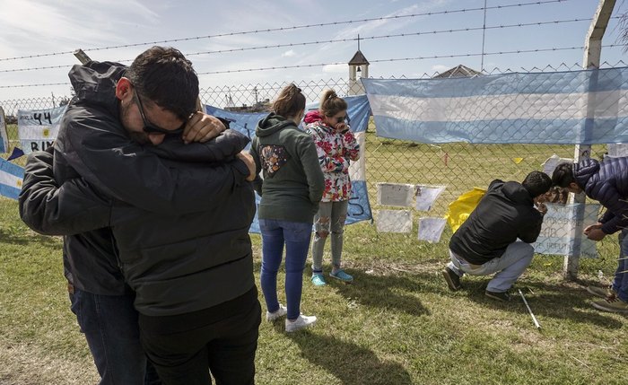 Familiares de Alejandro Damian Tagliapietra, tripulante ARA San Juan, expressam sua dor na base da Marinha da Argentina em Mar del Prata (Foto: Eitan Abramovich/AFP)