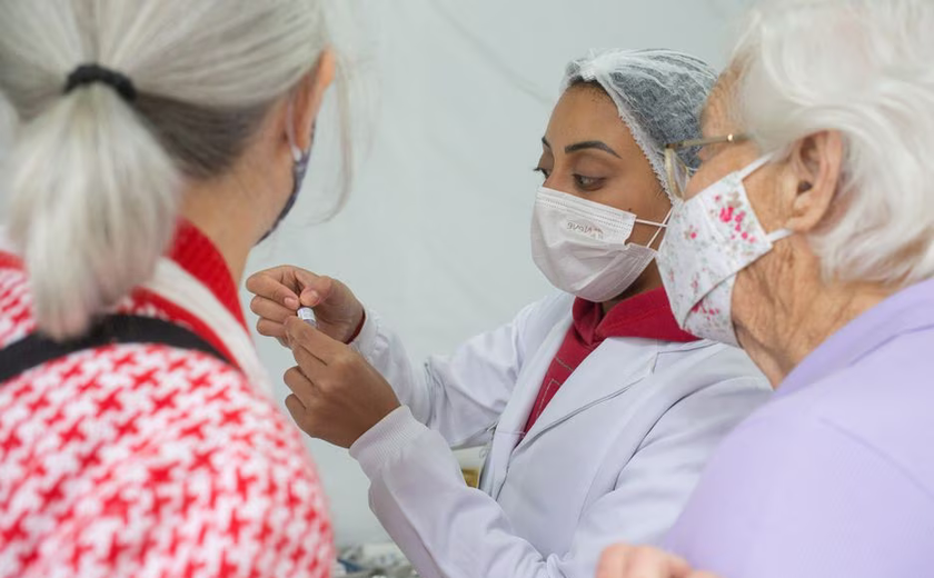 OMS muda orientação sobre dose de reforço; o que dizem os médicos?