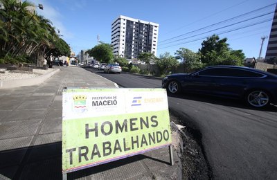 Serviços de recapeamento avançam em ruas da Jatiúca