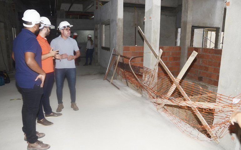 Equipe técnica da Sesau vistoria obras do Hospital Regional do Médio Sertão