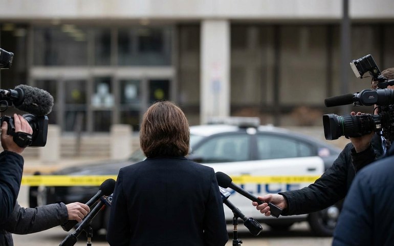 Filha de Rob Reiner se manifesta após assassinato do pai e prisão do irmão, acusado de homicídio