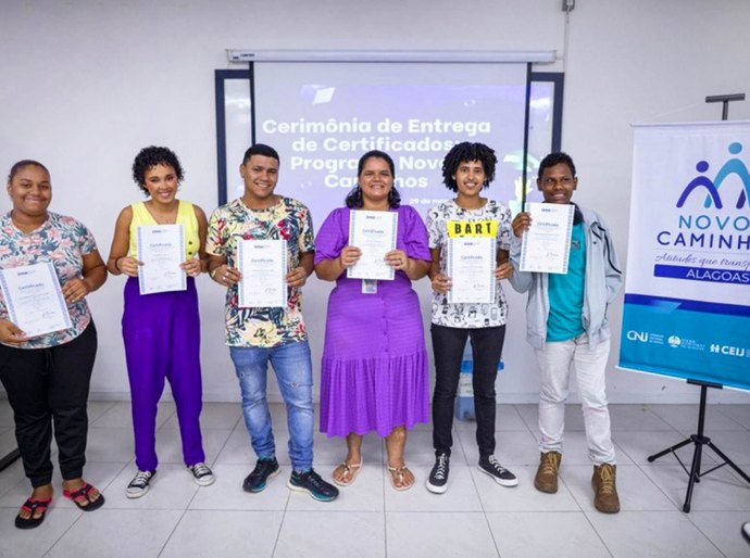 Adolescentes de abrigos recebem certificados de formação do Programa Novos Caminhos