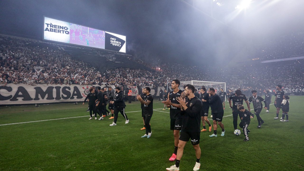 Torcida lota treino aberto do Corinthians, declara 'guerra' e usa gritos homofóbicos