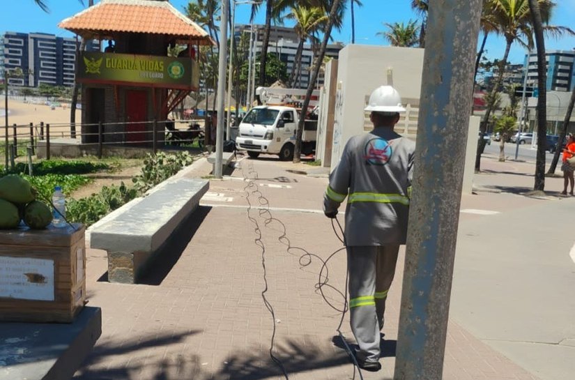 Técnicos da Ilumina repõem cabeamento furtado no Posto 7, na Jatiúca