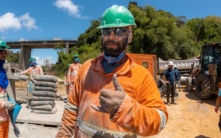Maceioenses trabalham em obras do Renasce Salgadinho e participam de mudanças na capital