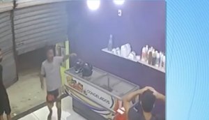 Homens chegam a descer parte dos portões da lanchonete. / Foto: Imagem: Reprodução/TV Atalaia