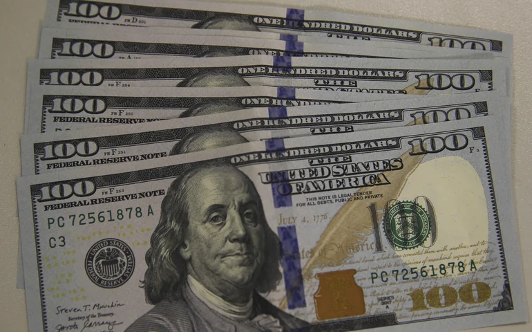Dólar sobe para R$ 5,01 após fala de Lula sobre meta fiscal