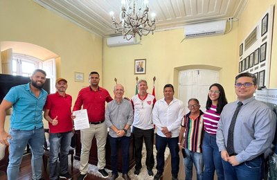 Diretoria do Sport Club Penedense destaca apoio do Prefeito ao time durante assinatura de convênio