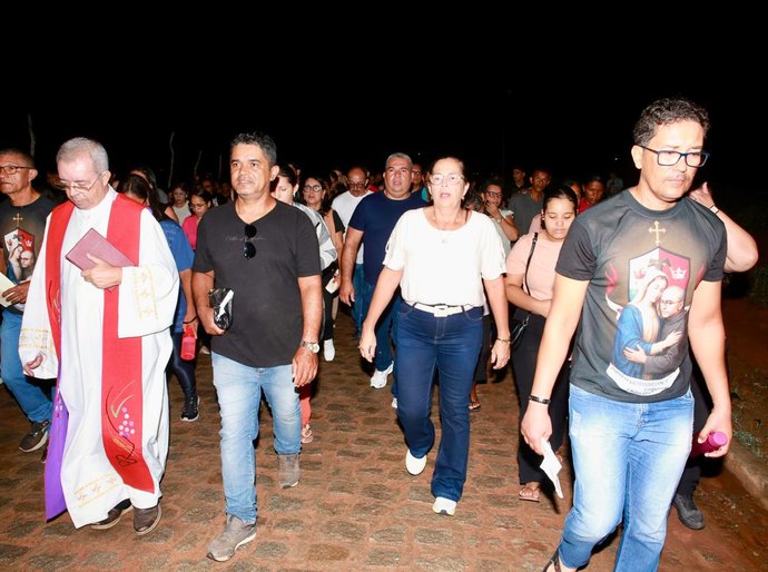 Semana Santa em Lagoa da Canoa é marcada por entrega de peixes, subida ao Morro Santo e encenação da Paixão de Cristo