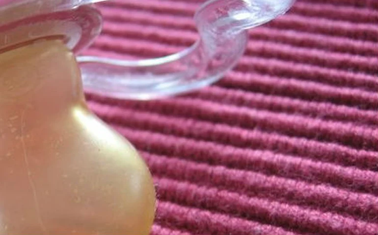 Bebê engasga com chupeta e ex-paramédica emite um aviso urgente aos pais; entenda