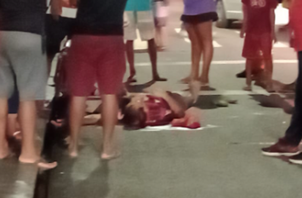 Mulher quebra garrafa e atinge homem em situação de rua no Centro de Aracaju