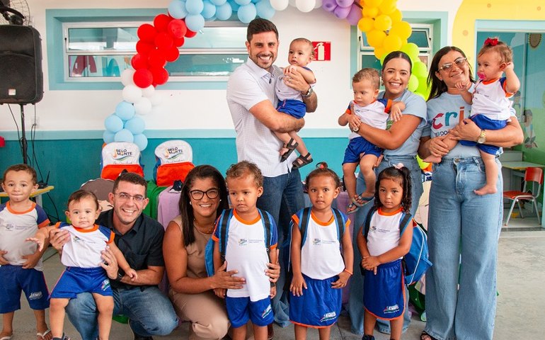 Prefeito Dalminho entrega kits de fardamentos para crianças assistidas pela Creche Cria em Belo Monte