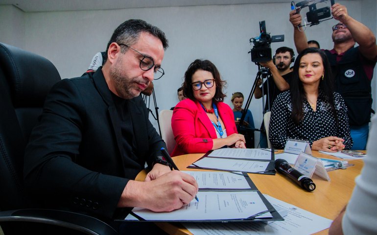 Paulo Dantas assina normas para fortalecimento da cadeia do leite