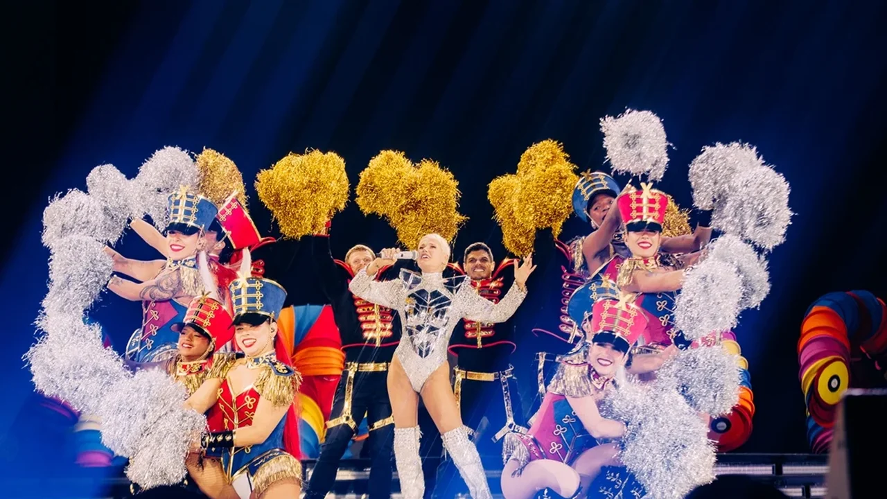 Xuxa emociona 50 mil pessoas na estreia de O Último Voo da Nave, em São Paulo