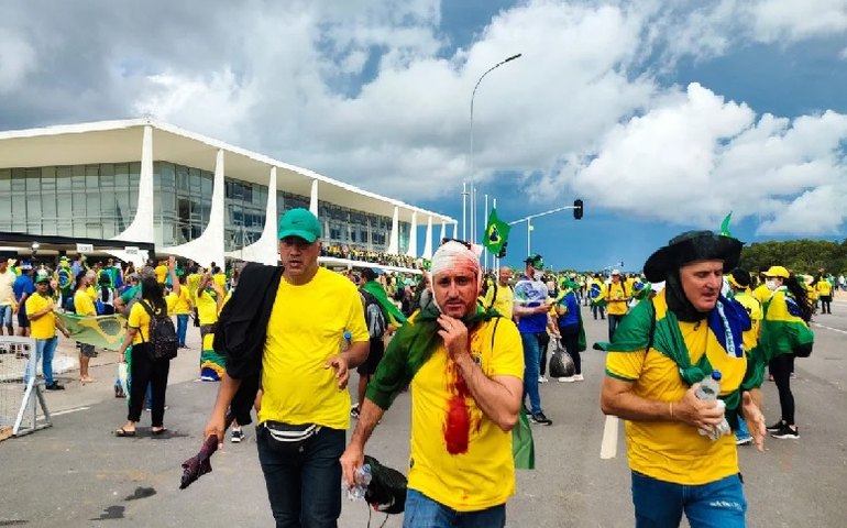 Grupo de vândalos deixa rastro de destruição, com cadeiras arrancadas e pichações