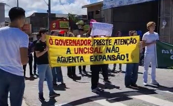 Estudantes da Uncisal protestam contra expansão para Delmiro Gouveia