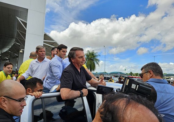 Bolsonaro e Michelle são recepcionados por apoiadores no Aeroporto Zumbi dos Palmares