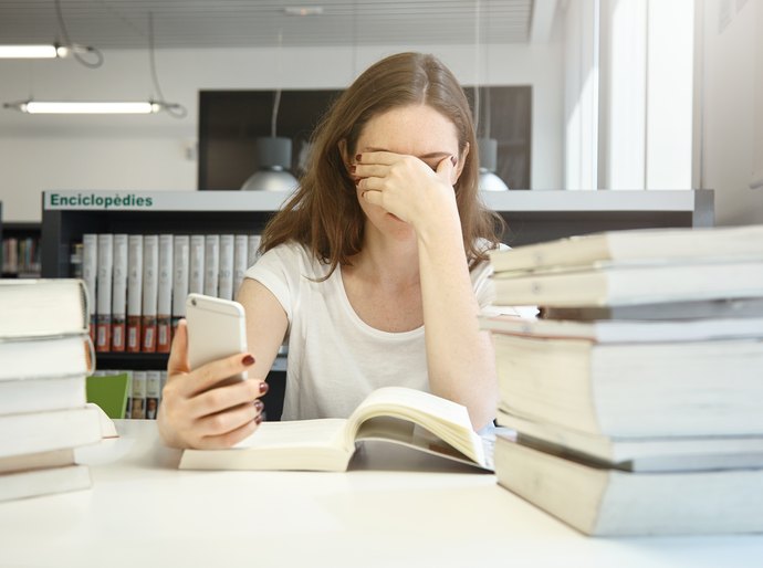 Excesso de estímulos digitais dificulta o aprendizado e faz jovens evitarem pedir ajuda