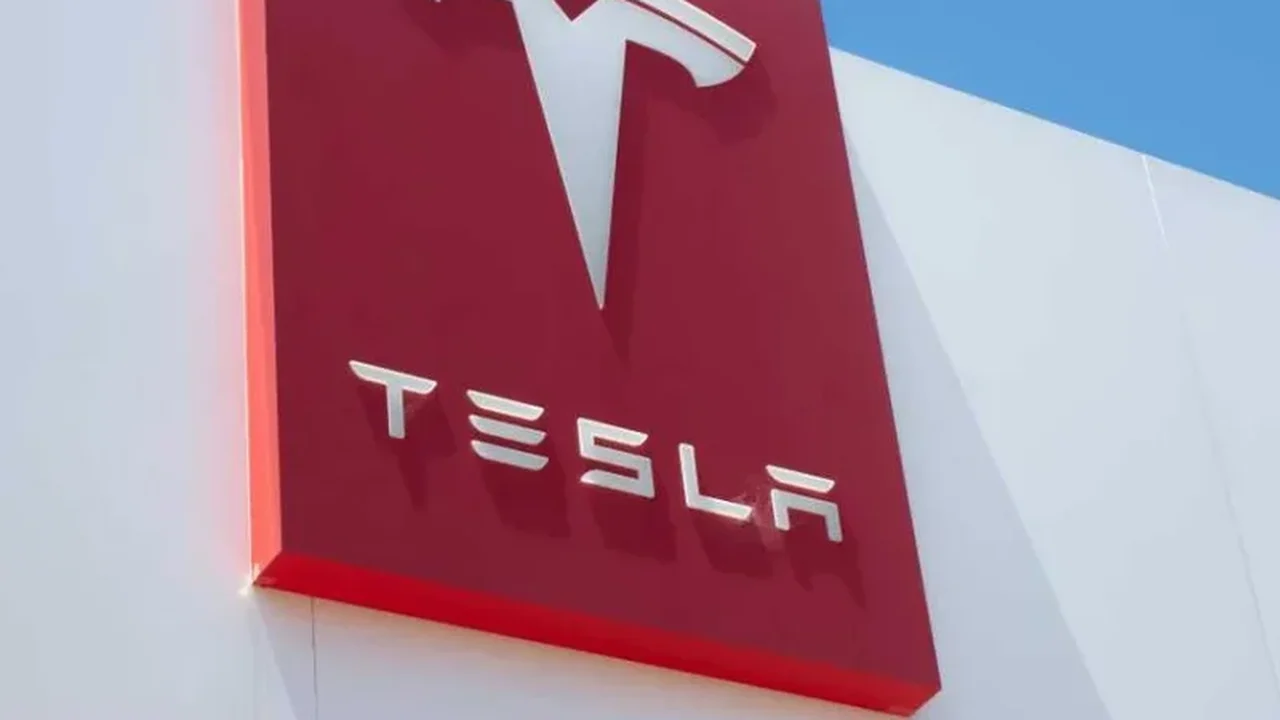 Tesla avalia apresentar novo carro do modelo Roadster com propulsão para 'voar'