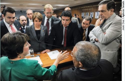 Ana Rita (E) e Paulo Paim, relator, ouvem ponderações sobre o projeto antes da reunião