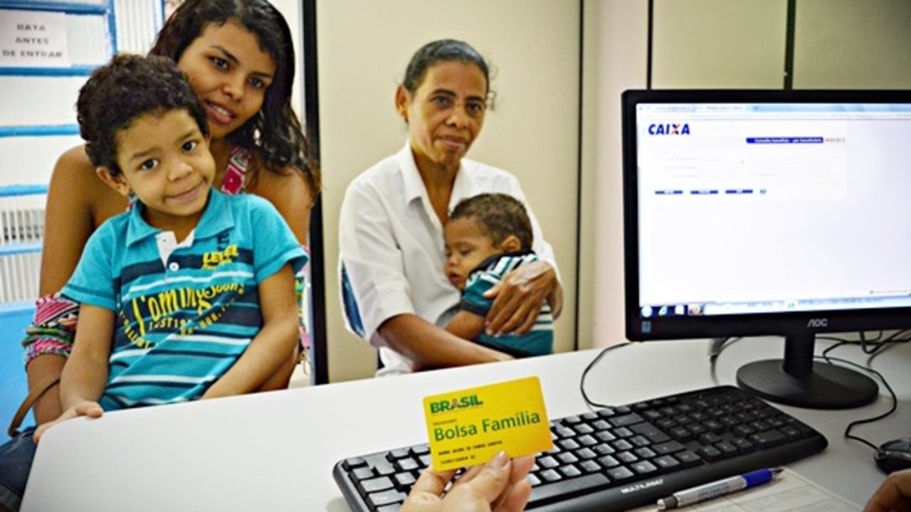 Beneficiários do Bolsa Família não precisam atualizar cadastro para receber Auxílio Brasil