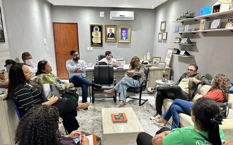 Prefeito Theobaldo Cintra se reúne com Sinteal para debater demandas da Educação de Major Izidoro