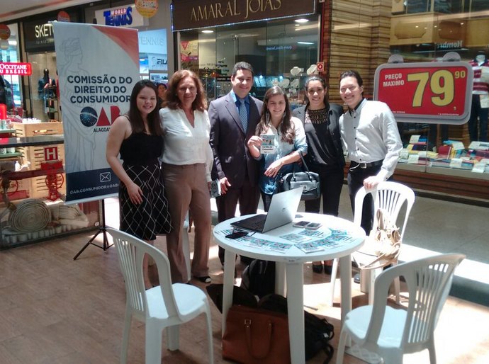 Comissão do Consumidor da OAB distribui cartilha em shopping de Maceió