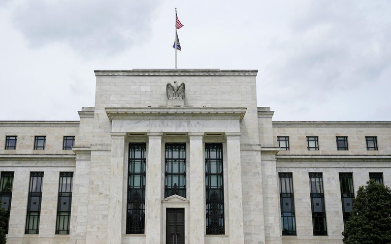 Conflito no Oriente Médio pressiona economia dos EUA e pode elevar inflação, alerta FED