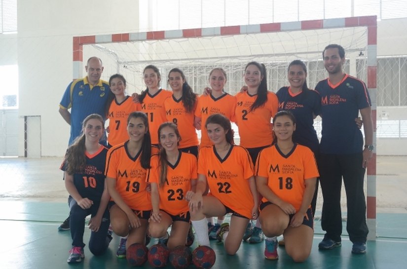 Técnico da seleção feminina de handebol assiste partida de AL e Pará