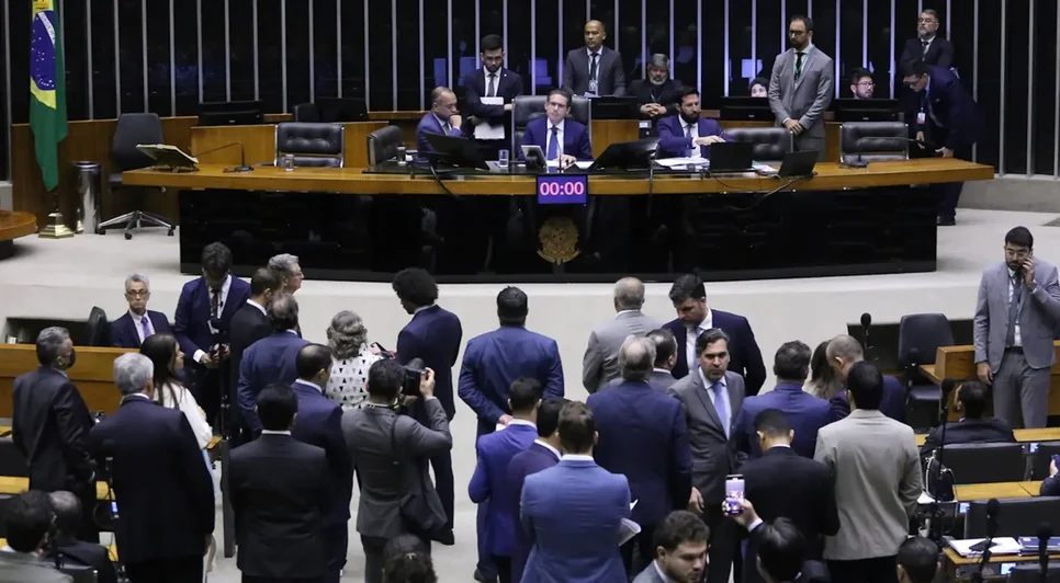 Câmara votou de madrugada o PL que flexibiliza o Licenciamento. / Foto: Foto: Kayo Magalhães / Câmara dos Deputados