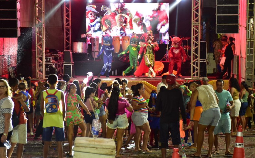 Criançada assume o comando da folia na abertura oficial