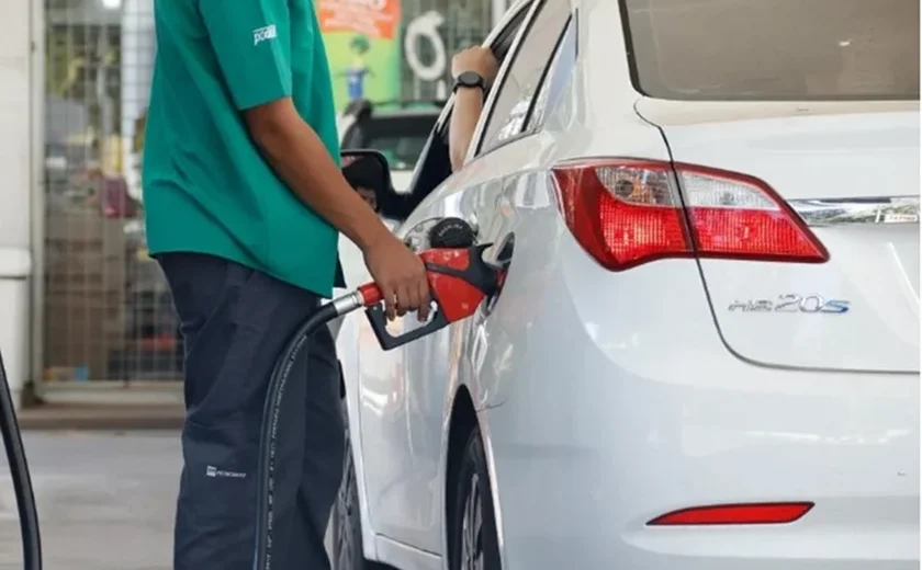 Petrobras reduz preço da gasolina em 5,2% para distribuidoras