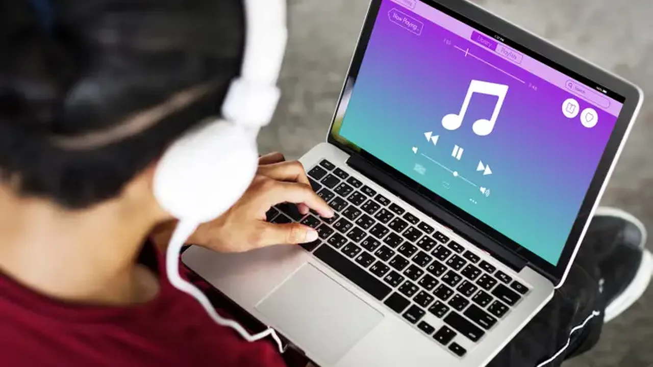 Ouvir música na terceira idade pode diminuir risco de demência, aponta estudo