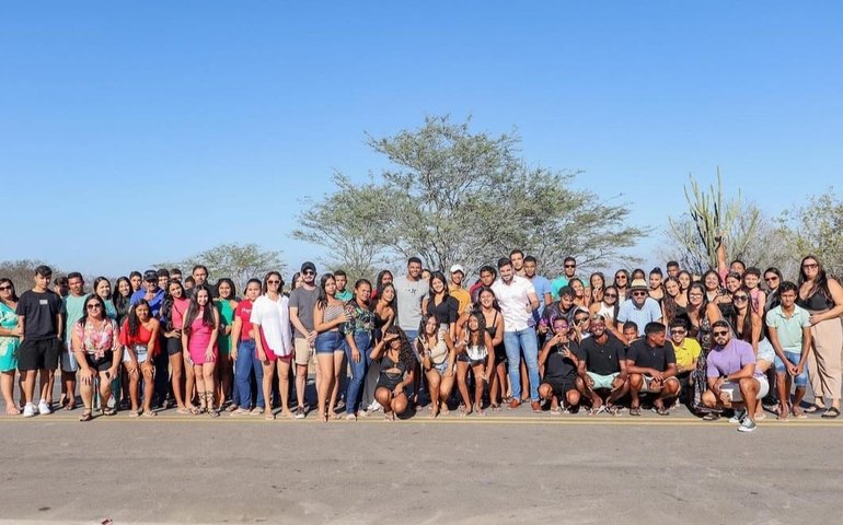 Estudantes dos 9º anos do município de Belo Monte participam de um dia de lazer em parque aquático
