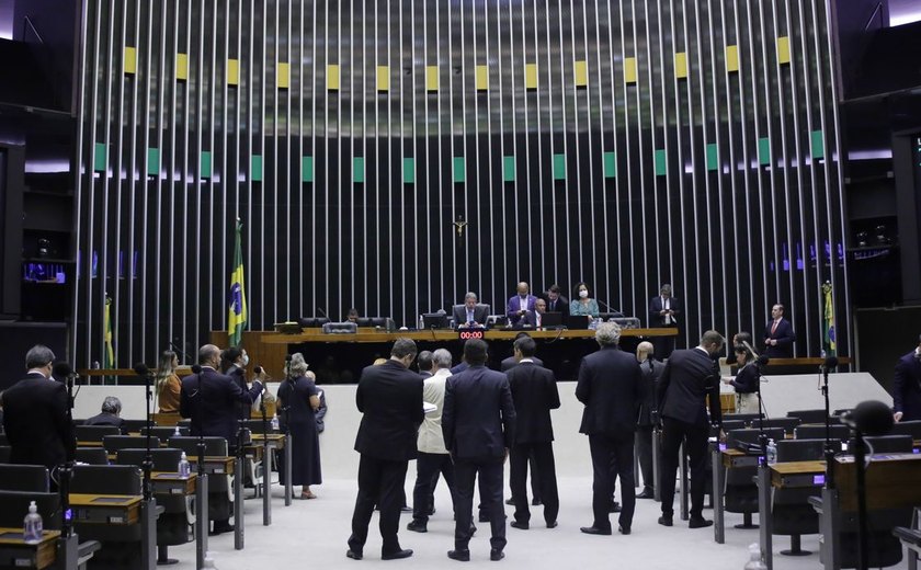 Após atraso, urgência para corte de gastos segue na pauta da Câmara