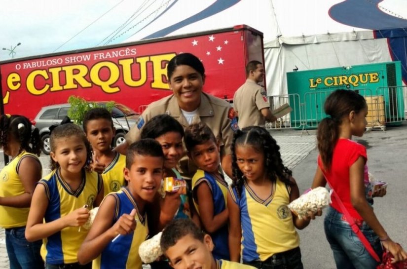 Batalhão Escolar leva crianças da comunidade de Pescaria ao circo