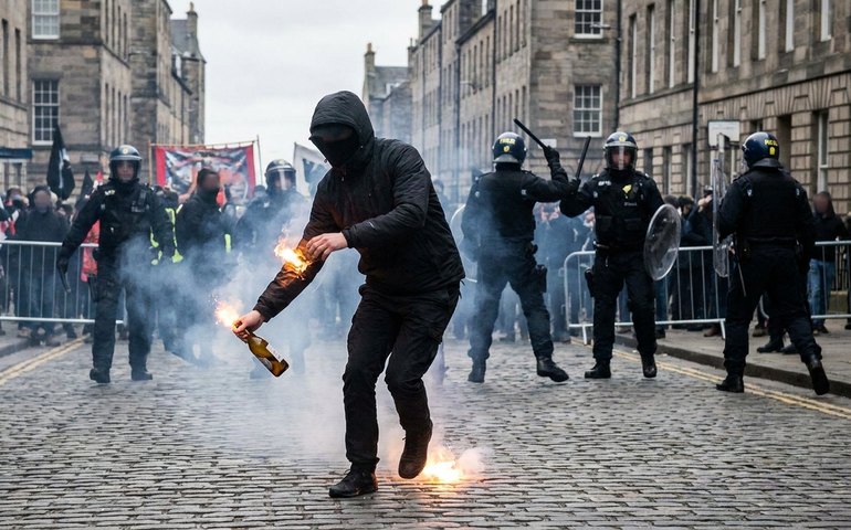 Manifestante quase se incendeia ao tentar lançar molotov contra policiais no Reino Unido