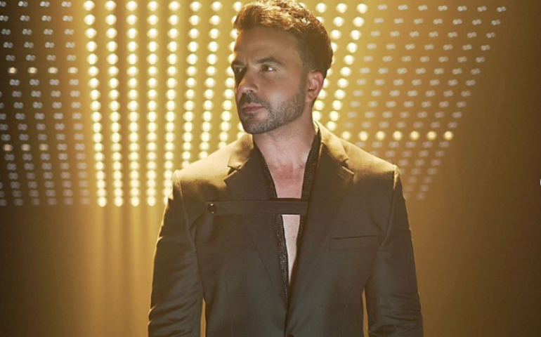 Luis Fonsi lança álbum e promove clipe