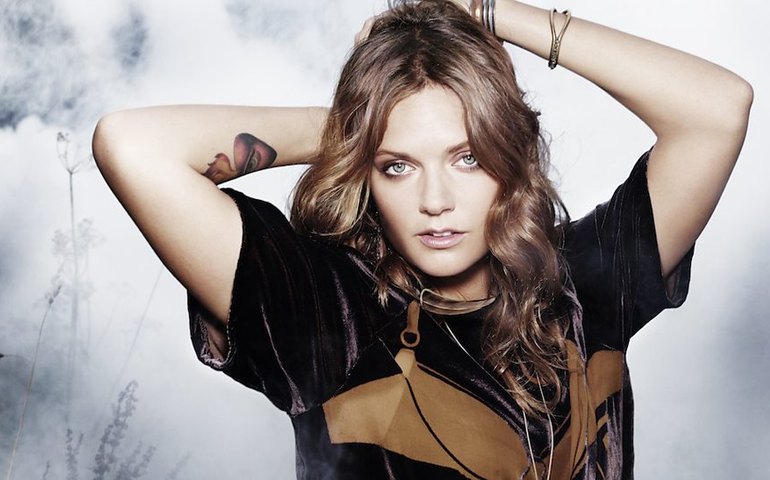 A cantora Tove Lo diz que novo disco é mais feliz e louva amigos