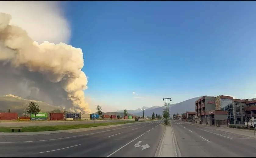 Incêndio florestal devasta quase metade de cidade turística no Canadá; vídeo