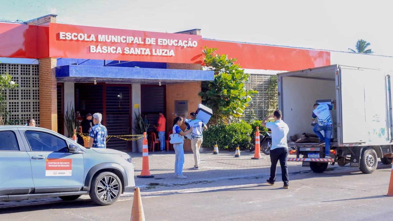 Prefeitura de Penedo entrega equipamentos para escolas com melhor resultado no programa de incentivo à reciclagem