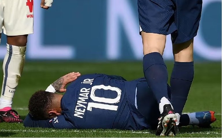 Neymar lamenta lesão no tornozelo ‘de novo’ e recebe mensagem de Mbappé