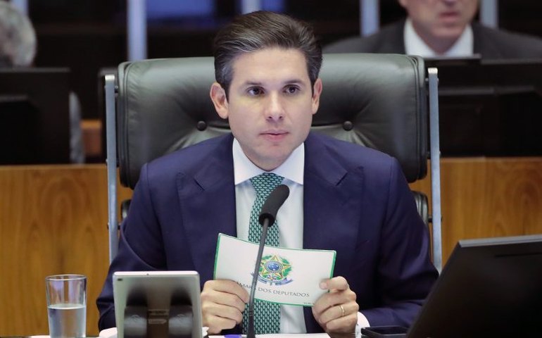'Não posso agir para prejudicar ou privilegiar', diz Motta sobre Zambelli e Eduardo Bolsonaro