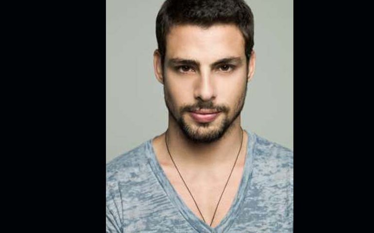 Cauã é visto de mãos dadas com produtora, diz jornal