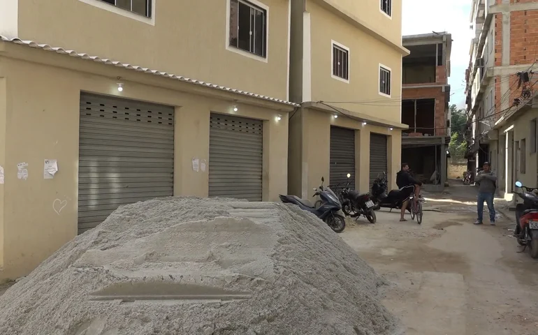 Força-tarefa inicia demolição de condomínio na Favela da Maré, no Rio 